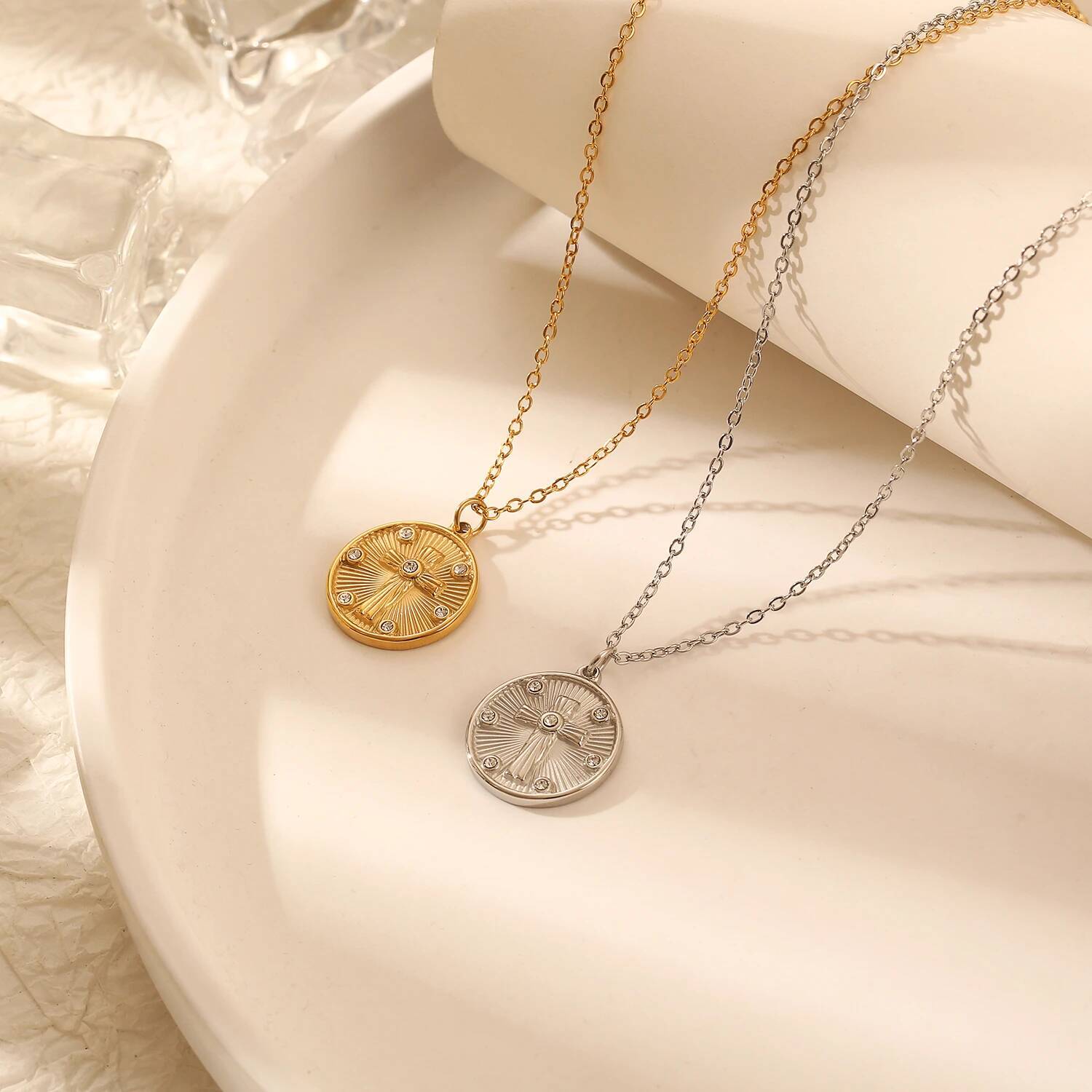 Coin Necklace Delicate - Женская нежная круглая монета с цирконием,